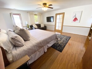 3 bedrooms, desk, iron/ironing board, free WiFi