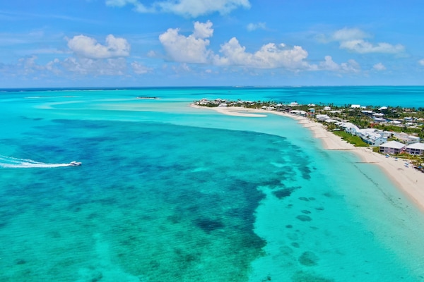 Beach nearby, sun-loungers, beach towels