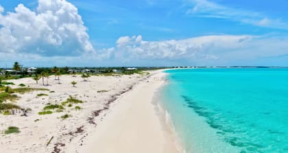 100% Renovated Ground floor condo w/Boat Slip - 3 min walk to beach!!