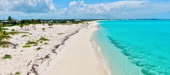 100% Renovated Ground floor condo w/Boat Slip - 3 min walk to beach!!