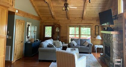 Secluded Mountain Top Cabin with Game Room in Bedford