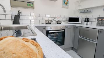 Fridge, cookware/dishes/utensils