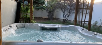 The Hidden Gem House- 3 Bedroom house with hot tub