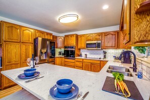 Fridge, microwave, oven, stovetop - The Hidden Gem House- 3 Bedroom house with hot tub (Cedaredge)