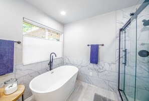 Badewanne, Haartrockner, Handtücher, Seife