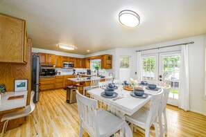 Fridge, microwave, oven, stovetop - The Hidden Gem House- 3 Bedroom house with hot tub (Cedaredge)