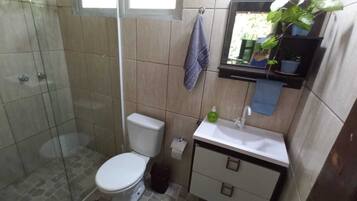 Comfort Cottage | Bathroom | Towels, soap, toilet paper