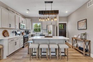 Jääkaappi, mikroaaltouuni, uuni, liesi