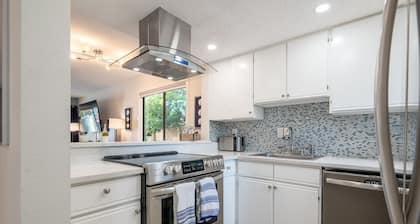 Jax Vacations 1/2 Mile to Beach, 2 bedroom, pet friendly, close to Mayo Clinic