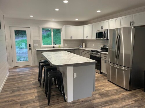 Hidden Hideway, fully furnished home perfect for family get aways!