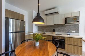 Frigorifero, microonde, forno, piano cottura