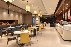 A restaurant interior with booths, tables, and a bar area. - Jinjiang Inn Select (Yangzhong Middle Yangzi Road) (Yangzhong)