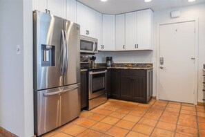 Fridge, microwave, oven, stovetop - Spacious Arcadia Lite house w/ pool, mtn. views (Phoenix)