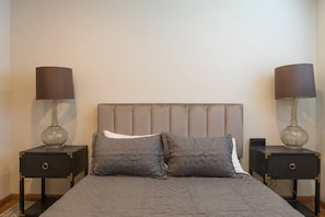 4 bedrooms, desk, iron/ironing board, travel crib - Spacious Arcadia Lite house w/ pool, mtn. views (Phoenix)
