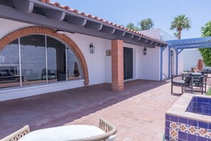 Outdoor dining - Spacious Arcadia Lite house w/ pool, mtn. views (Phoenix)