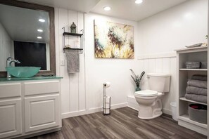 Combined shower/tub, hair dryer - Urban Edge | Comfort & Fun: Large Game Room & Fitness Room (Decorah)