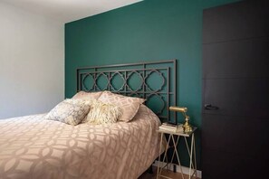 4 bedrooms, iron/ironing board, free WiFi, bed sheets