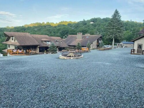 Beech Mountain Townhome 3/2, Heated pool, Hot tub, hiking, 0.5 mil to Ski slopes