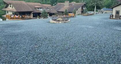 Beech Mountain Townhome 3/2, Heated pool, Hot tub, hiking, 0.5 mil to Ski slopes