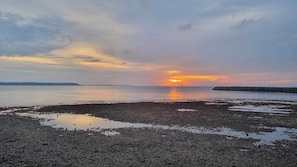 Una spiaggia nelle vicinanze, lettini da mare