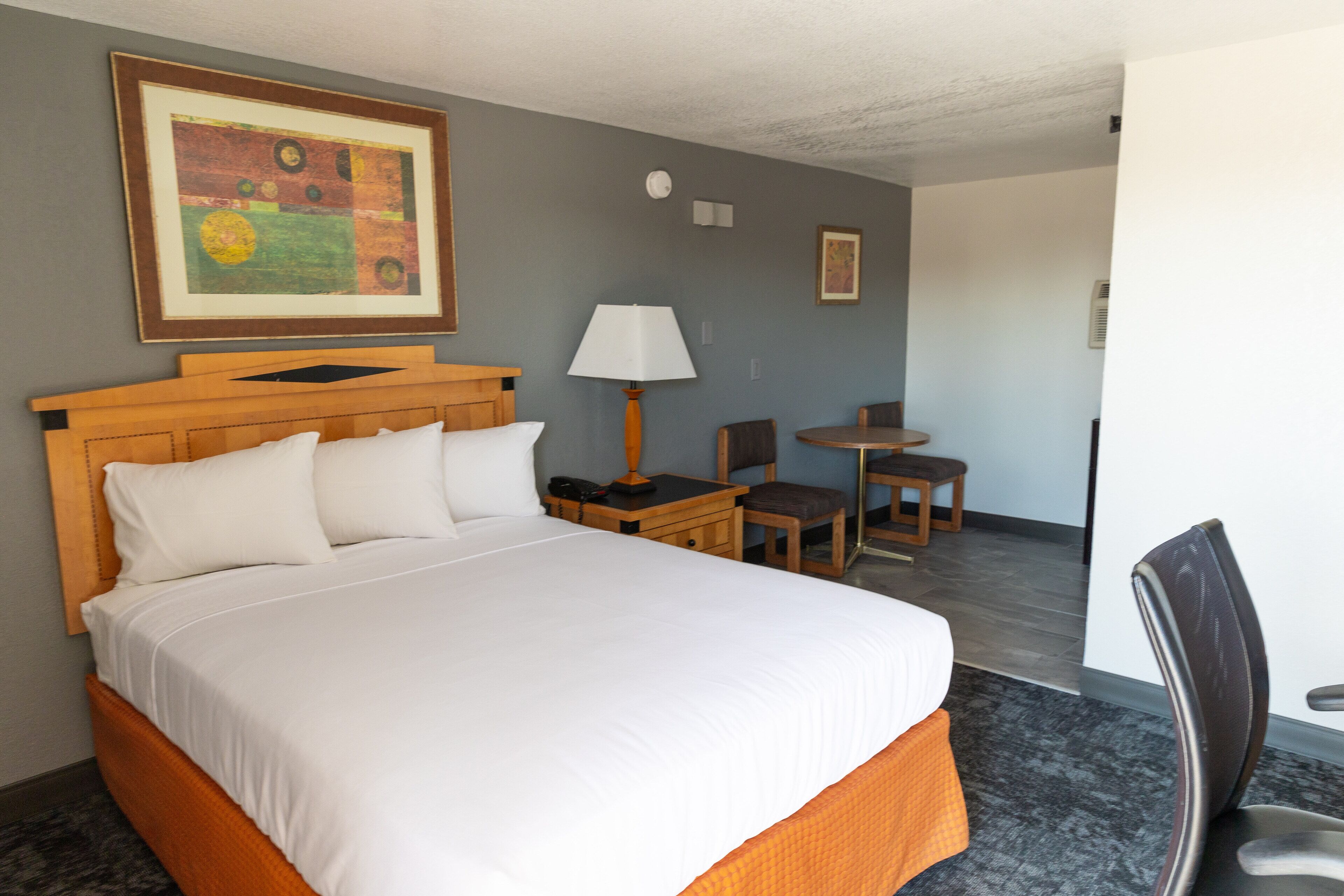 Yhden hengen economy-huone | Ylelliset vuodevaatteet, pillowtop-patjalliset sängyt, työpöytä