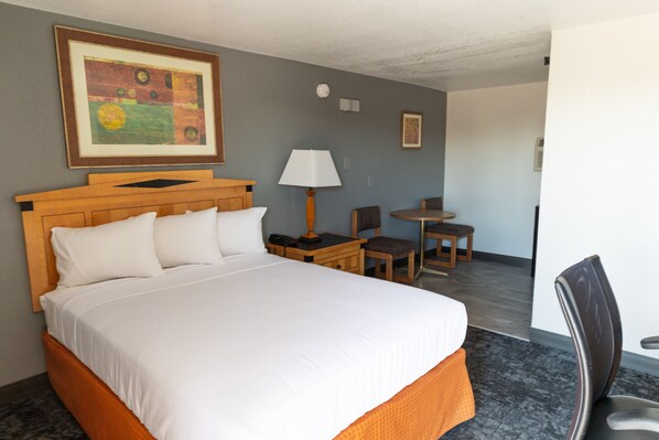 Habitación individual económica | Ropa de cama de alta calidad, camas con pillow-top y escritorio 