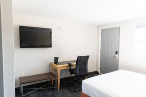 Premium bedding, pillowtop beds, desk, laptop workspace - Econo Inn (Worland)