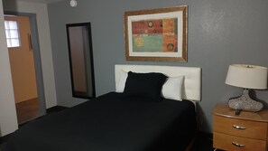 Suite | Premium bedding, pillowtop beds, desk, laptop workspace - Econo Inn (Worland)