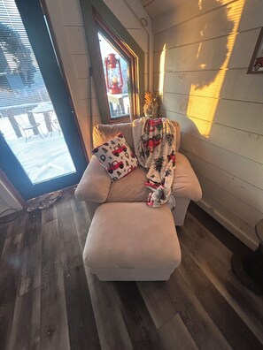 Smart TV - Glamping in the Tiny House with a Huge View (Covington)