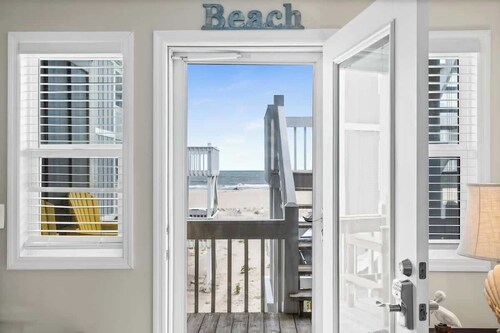 Beach D-ehs by Brunswick Vacation Rentals: Oceanfront Condo with Pool on OIB