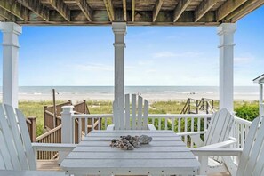 Outdoor dining - Rainbow's End by Brunswick Vacation Rentals (Supply)