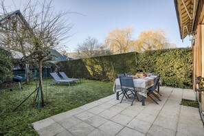Outdoor dining - House Domaine de Clairefontaine with bicycle swimming pool tennis (Deauville)