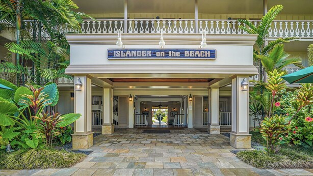 En hotelindgang med et skilt, der viser "Islander on the Beach".