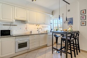 Fridge, microwave, oven, stovetop - #056 Old Post Office by Home Holidays (Albufeira)