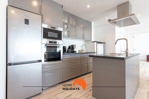 Fridge, microwave, oven, stovetop - #078 Prestige Villa by Home Holidays (Albufeira)