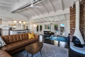 Smart TV, chimenea, servicios de streaming y estéreo 