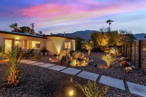 Property grounds - Desert House-A Relaxing Mid-Century Oasis (Palm Springs)