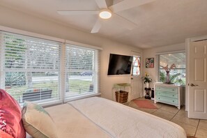 2 soverom, memory foam-senger, strykejern/-brett og reiseseng for barn