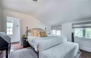 5 bedrooms, desk, travel cot, free WiFi