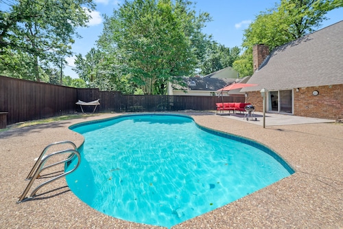 Serene & Spacious Family Retreat w/ Pool. Park and St. Francis Hospital Nearby.