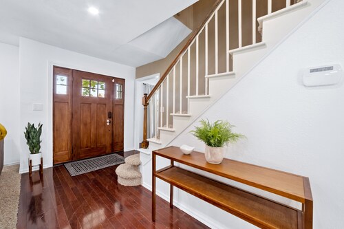 5 minutes to St. Francis Hospital • Central • Great for families