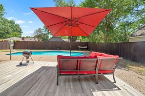 Terrace/patio - Serene & Spacious Family Retreat w/ Pool. Park and St. Francis Hospital Nearby. (Tulsa)