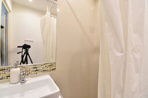Shower - Pretty central 2 bedroom flat (Budapest)