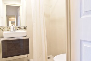 Shower - Pretty central 2 bedroom flat (Budapest)