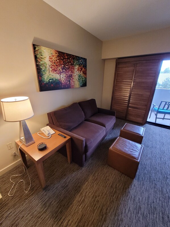 Tv, bordtennisbord, computerskærme