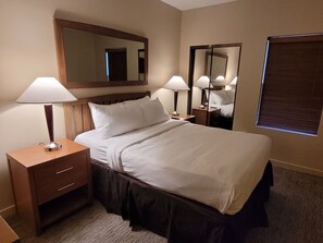 2 soveværelser, pengeskab på værelset, strygejern/strygebræt