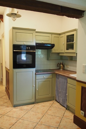 Fridge, stovetop, coffee/tea maker, electric kettle