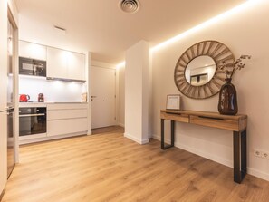 Een koelkast, een microgolfoven, een oven, een vaatwasser