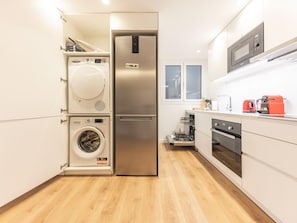Een koelkast, een magnetron, een oven, een vaatwasser