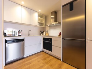 Een koelkast, een microgolfoven, een oven, een vaatwasser